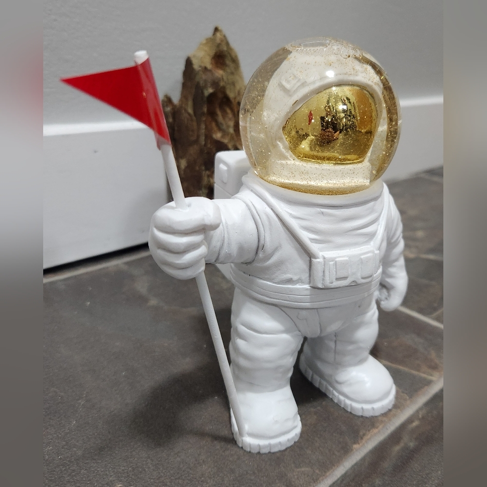 Astronaut Glitter Snow Globe Figurine